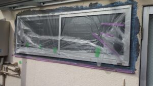 尼崎市のサッシ交換工事|防水処理と下地補修を行っている様子