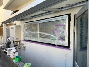 尼崎市のサッシ交換工事中の養生作業|窓まわりを保護して施工