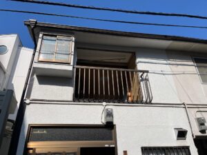 尼崎市 サッシ交換工事 既存サッシ撤去後の状態 外壁の隙間や劣化が確認できる様子