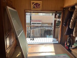 尼崎市 サッシ交換工事 サッシ撤去後の開口部の状態 下地の劣化状況が確認できる様子