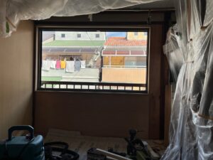 尼崎市 サッシ交換工事 施工中の様子 下地補強と外壁補修を行っている工程