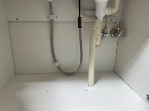 尼崎市 漏水修理後の洗面台下配管接続部の施工完了状態