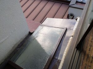 尼崎市 天窓枠コーキング補修後の仕上がり状態（雨漏り対策完了）