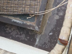 尼崎市 天窓枠コーキングの劣化による雨漏り原因