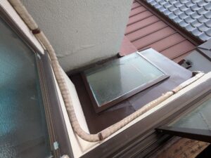 尼崎市 天窓枠コーキング補修工事の施工中の様子