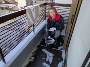 尼崎市 ベランダ防水塗装工事の施工中の様子（ウレタン防水）