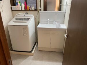 尼崎市 漏水工事および洗面交換後の洗面所全体の仕上がり