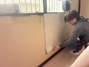 尼崎市 水回りリフォーム クロス張替え作業中 壁紙施工の様子