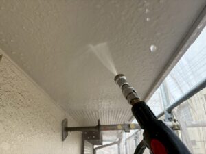 西宮市 外壁塗装前の高圧洗浄 軒天の汚れを洗い流す作業