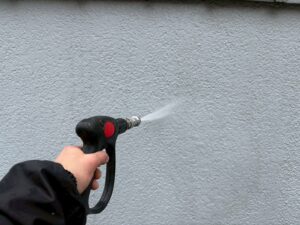 西宮市 外壁塗装前の高圧洗浄 外壁の汚れを洗い流す作業