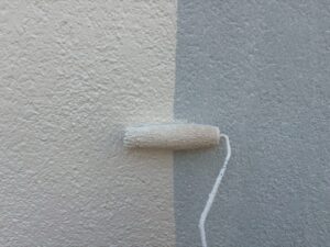 西宮市 外壁塗装 外壁に塗料を塗布している施工風景