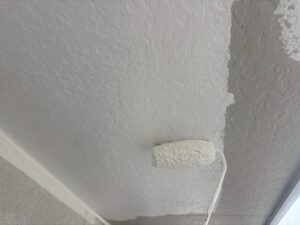 西宮市 外壁塗装 ローラーを使用した塗装工程の様子