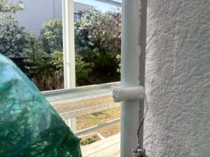 西宮市 付帯部塗装 ローラーによる塗装作業の様子