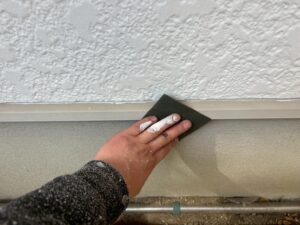 西宮市 付帯部のケレン作業 塗装前の下地処理の様子