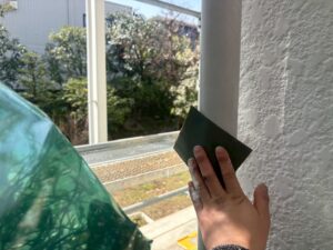 西宮市 雨樋のケレン作業 塗装前の下地処理の様子