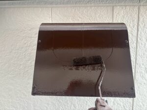 西宮市 換気フード塗装 仕上げ作業の様子