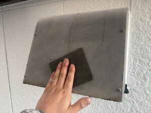 西宮市 換気フードのケレン作業 塗装前の研磨による下地処理