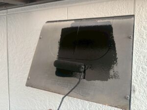 西宮市 換気フードの下塗り作業 塗装前の下地処理工程