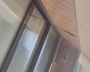 大阪市 軒天 木下地交換前 腐食した木下地のアップ状態