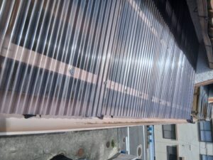 尼崎市 ポリカ波板交換後のベランダ屋根施工完了写真