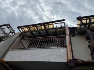 尼崎市 ベランダ波板張り替え工事 施工前の劣化状況