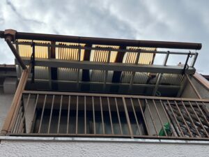 尼崎市 ベランダ波板交換工事 劣化した既存波板の状態