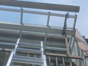 尼崎市 ベランダ波板交換 下地フレーム確認作業