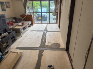 尼崎市 床リフォーム コンパネ継ぎ目へのアースタック施工中