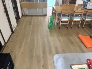 尼崎市 床リフォーム コンパネ下地補強とフロアタイル施工事例