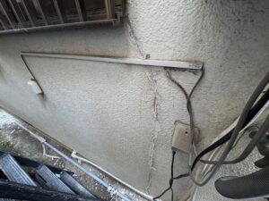 尼崎市 外壁工事 クラック補修前のひび割れ状況