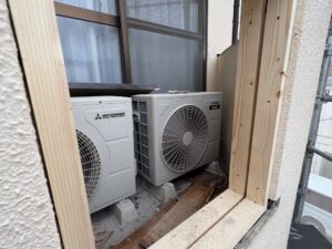 外壁造作工事を行っている様子