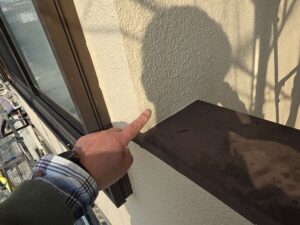 笠木端部の劣化による雨漏り発生箇所