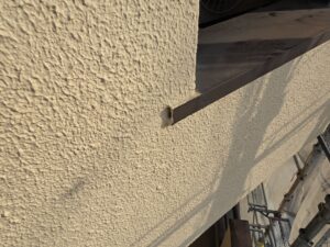 笠木の隙間から雨水侵入が見られる施工前状況