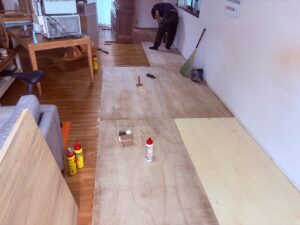 尼崎市 床リフォーム コンパネによる下地補強作業の様子