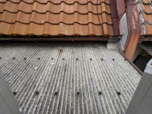 劣化によって変色したベランダ屋根の波板施工前