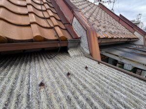 尼崎市で施工前の劣化した波板交換現場