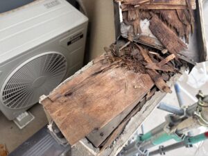 笠木内部の雨漏り被害による下地腐食状況
