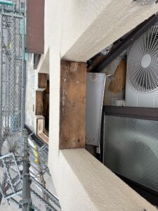 雨漏りによって腐食した笠木内部の木下地