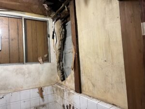 尼崎市の古いトイレ内装｜リフォーム前の劣化した壁と床の状態