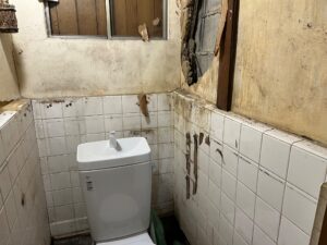 尼崎市の老朽化したトイレリフォーム施工前の様子