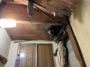 尼崎市の老朽化したトイレリフォーム施工前の様子