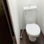 尼崎市で行った老朽化したトイレのリフォーム施工事例｜壁・床補修と内装改修後の様子