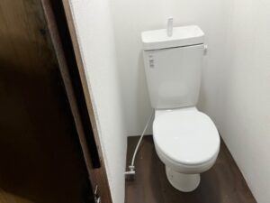 尼崎市で行った老朽化したトイレのリフォーム施工事例｜壁・床補修と内装改修後の様子