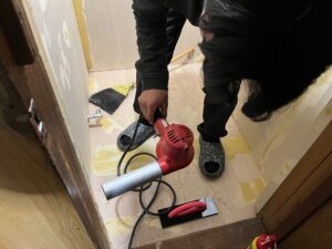 尼崎市のトイレリフォーム工事｜解体後に下地補修を行っている施工中の様子