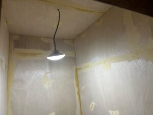 尼崎市のトイレリフォーム｜下地補修と配管まわり施工中
