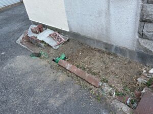 不要な植木を撤去した後の庭