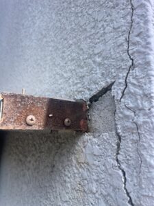 尼崎市にて外壁劣化箇所の調査時