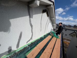 尼崎市にて外壁補修作業中