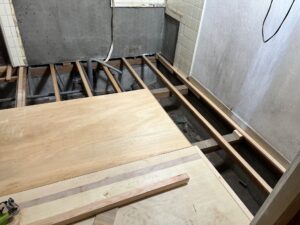 和室から洋室へ変更するための根太上げ工事の様子