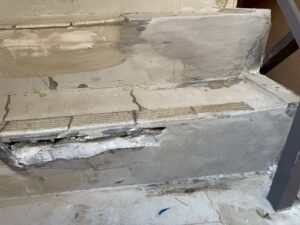 劣化したアパート階段の下地補修作業